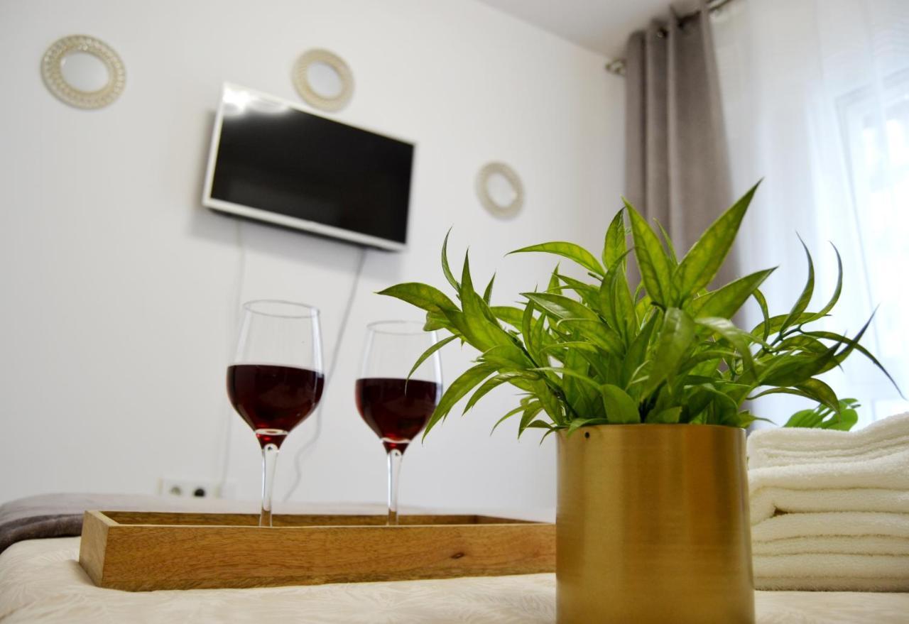 Sunshine - New & Quiet 1Br Apt, Business Area, Close To Airport, Highway A3, Subway Bukarest Kültér fotó